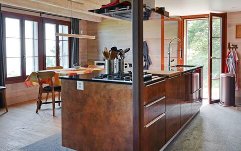 Chalet la Frêtaz: Mobilia, Costruzione, Legna, Finestra, Pavimento, Cabinetry, Pavimentazione, Tavolo, Pianta, Latifoglie
