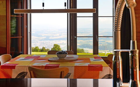 Chalet la Frêtaz: Tavolo, Mobilia, Proprietà, Cielo, Finestra, Costruzione, Luce, Legna, Interior Design, Pianta