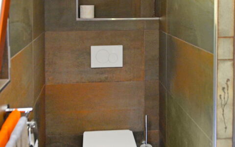 Chalet la Frêtaz: Marrone, Gabinetto, Bagno, Costruzione, Idraulico Fixture, Viola, Legna, Pavimento, Pavimentazione