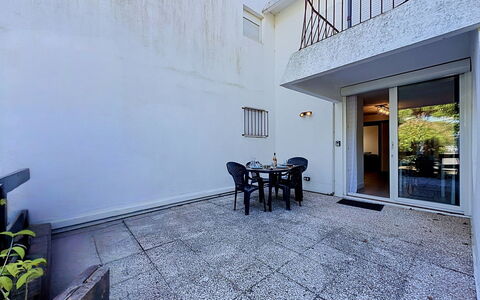 Dixie Land: Pavimento, Architettura, Pavimentazione, Porta, Calcestruzzo, Appartamento, Balcone, Illuminazione Diurna, Pianta Della Casa, Cortile