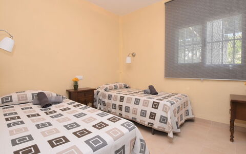 Oasis: Camera Da Letto, Camera, Proprietà, Mobilia, Lenzuolo, Letto, Pavimento, Interior Design, Immobiliare, Telaio Del Letto