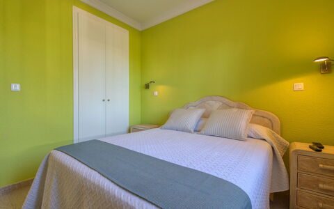 Golf Y Playa: Camera Da Letto, Letto, Camera, Mobilia, Lenzuolo, Proprietà, Parete, Telaio Del Letto, Pavimento, Verde