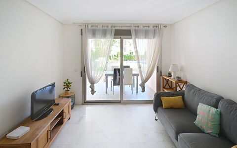Zephyrus: Mobilia, Interior Design, Pavimentazione, Pavimento, Divano, Legna, Soggiorno, Camera, Tavolo, Soffitto