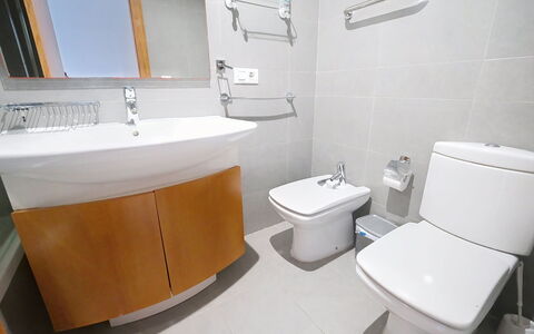 Zephyrus: Idraulico Fixture, Toilet Seat, Pavimentazione, Bagno, Lavello, Interior Design, Pavimento, Gabinetto, Lavandino Del Bagno, Rubinetto