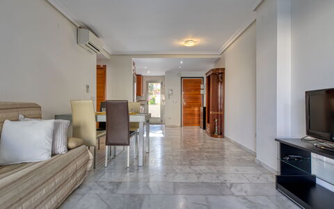 Zephyrus: Proprietà, Mobilia, Porta, Costruzione, Legna, Interior Design, Pavimento, Pavimentazione, Soggiorno, Parete