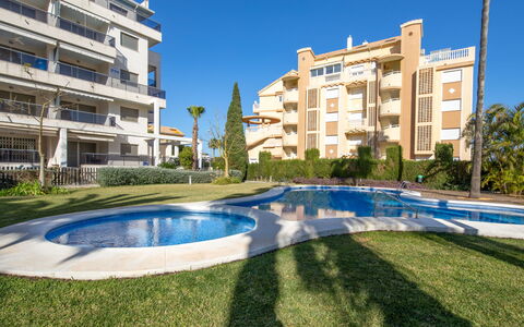 Zephyrus: Pianta, Cielo, Costruzione, Proprietà, Acqua, Azzurro, Piscina, Albero, Urban Design, Casa
