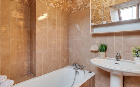 Ty Mam Goz: Bagno, Proprietà, Camera, Piastrella, Interior Design, Parete, Rubinetto, Immobiliare, Costruzione, Pavimento