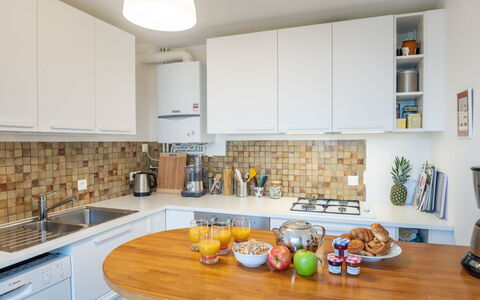 Ty Mam Goz: Controsoffitto, Camera, Cucina, Proprietà, Mobilia, Interior Design, Cabinetry, Casa, Costruzione, Casa