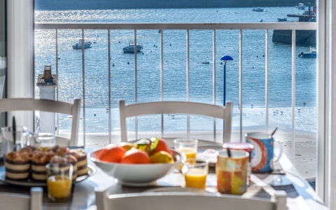 Quiberon 226: Acqua, Cibo, Tavola, Tavolo, Proprietà, Finestra, Costruzione, Interior Design, Frutta, Arancia