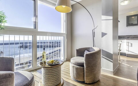 Quiberon 226: Camera, Proprietà, Interior Design, Giallo, Soffitto, Mobilia, Pavimento, Soggiorno, Illuminazione, Costruzione