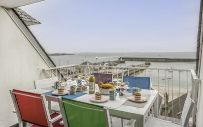 Quiberon 226: Acqua, Tavolo, Mobilia, Giorno, Proprietà, Cielo, Tavola, Sedia, Azzurro, Interior Design
