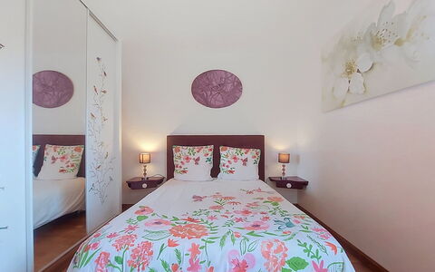 Meeresblick: Mobilia, Interior Design, Letto, Camera Da Letto, Pavimento, Lenzuolo, Pavimentazione, Bedding, Biancheria, Camera