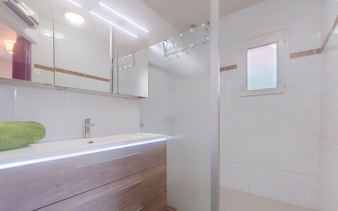 Meeresblick: Parete, Pavimentazione, Idraulico Fixture, Interior Design, Bagno, Pavimento, Mobiletto Del Bagno, Lavandino Del Bagno, Specchio, Rubinetto
