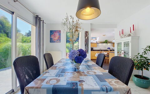 Meeresblick: Mobilia, Interior Design, Sedia, Sala Da Pranzo, Tavolo, Pavimentazione, Cucina & Sala Da Pranzo Tavolo, Camera, Tessile, Pavimento
