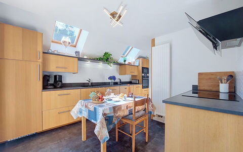 Meeresblick: Mobilia, Interior Design, Legna, Pavimentazione, Cucina, Soffitto, Pavimento, Sedia, Controsoffitto, Camera
