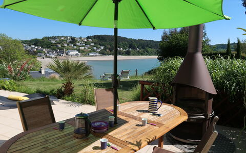 Meeresblick: Ombrello, Proprietà, Tavolo, Mobilia, Terrazza, Tavolo Esterno, Deck, Shade, Tavolo Da Picnic, Immobiliare