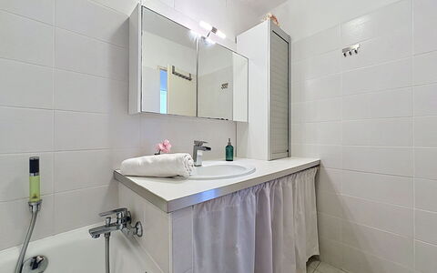 La Rose des Sables: Idraulico Fixture, Pavimentazione, Lavello, Interior Design, Bagno, Pavimento, Rubinetto, Lavandino Del Bagno, Idraulico, Controsoffitto