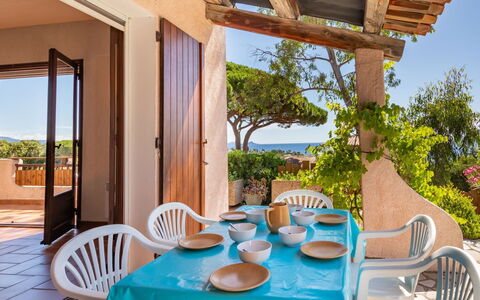 Le Romarin: Tavolo, Mobilia, Pianta, Proprietà, Verde, Sedia, Azzurro, Interior Design, Legna, Shade
