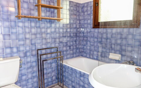 Le Romarin: Vasca Da Bagno, Idraulico Fixture, Proprietà, Rubinetto, Blu, Azzurro, Viola, Finestra, Bagno, Interior Design