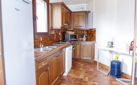 Le Romarin: Cabinetry, Controsoffitto, Proprietà, Cassetto, Legna, Pianta Della Casa, Cucina, Elettrodomestico, Interior Design, Pavimento