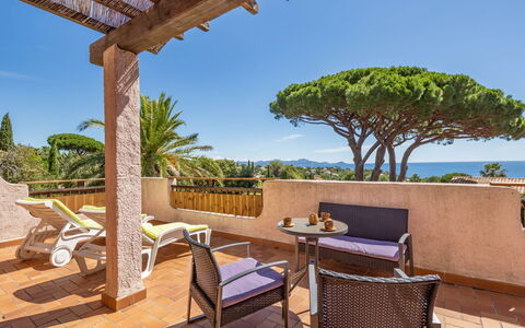 Le Romarin: Cielo, Proprietà, Mobilia, Pianta, Tavolo, Shade, Azzurro, Legna, Mobili Da Esterno, Costruzione
