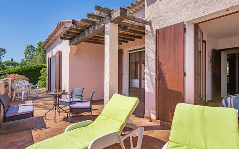 Le Romarin: Proprietà, Cielo, Costruzione, Mobilia, Azzurro, Shade, Legna, Comfort, Interior Design, Mobili Da Esterno