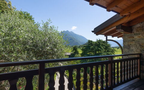 Fuentes: Proprietà, Albero, Casa, Cielo, Immobiliare, Corrimano, Architettura, Balcone, Costruzione, Camera