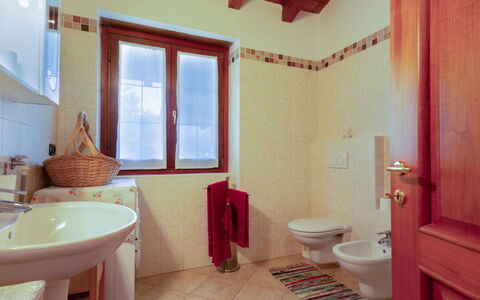 Fuentes: Bagno, Proprietà, Camera, Rosso, Interior Design, Pavimento, Piastrella, Costruzione, Casa, Parete