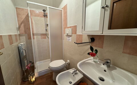 Podere Di Mero Casolare: Pavimentazione, Pavimento, Interior Design, Idraulico Fixture, Camera, Lavello, Idraulico, Rubinetto, Bagno, Gabinetto