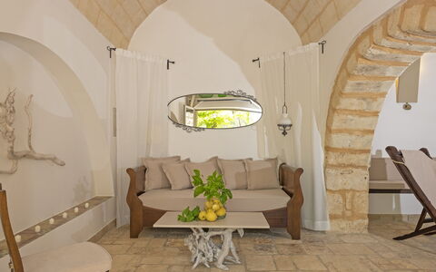 Masseria Pagliamonte: Mobilia, Tavolo, Proprietà, Costruzione, Divano, Comfort, Soggiorno, Pianta, Interior Design, Casa