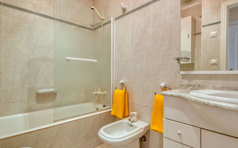 Alqueria Sol: Bagno, Proprietà, Camera, Giallo, Piastrella, Interior Design, Parete, Immobiliare, Architettura, Pavimento