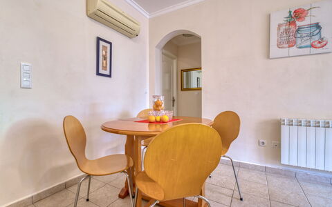 Alqueria Sol: Giallo, Camera, Proprietà, Immobiliare, Mobilia, Interior Design, Tavolo, Costruzione, Casa, Pavimento