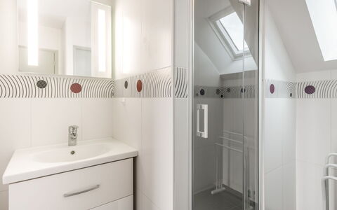 Maison du Port de Pêche: Proprietà, Cabinetry, Mobiletto Del Bagno, Lavello, Bagno, Costruzione, Rettangolo, Idraulico Fixture, Interior Design