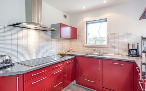 Maison du Port de Pêche: Controsoffitto, Cabinetry, Proprietà, Costruzione, Lavandino Della Cucina, Mobilia, Lavello, Rubinetto, Cucina, Viola