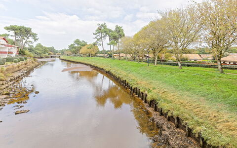 Lotissement les Rives de Capbreton: Acqua, Pianta, Nube, Cielo, Paesaggio Naturale, Albero, Erba, Banca, Paesaggio