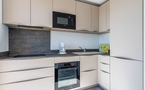 Les Bougainvillées: Cabinetry, Controsoffitto, Cucina, Pavimentazione, Interior Design, Mobilia, Elettrodomestico Da Cucina, Legna, Pavimento, Apparecchio Major