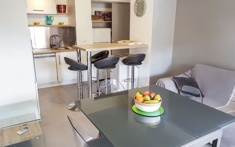Sainte Maxime 560: Cibo, Tavolo, Mobilia, Tavola, Architettura, Interior Design, Pavimento, Sedia, Divano, Costruzione
