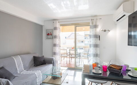 Sainte Maxime 560: Tavolo, Mobilia, Divano, Costruzione, Interior Design, Soggiorno, Pavimento, Parete, Pavimentazione, Scaffalature