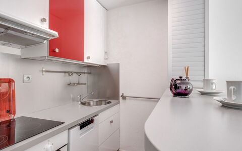 Le Mexico: Controsoffitto, Bianca, Camera, Proprietà, Cucina, Mobilia, Interior Design, Cabinetry, Pavimento, Architettura
