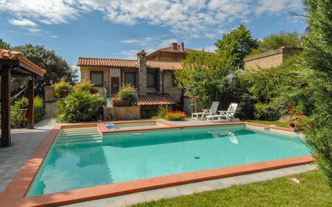 Messi: Proprietà, Piscina, Immobiliare, Casa, Costruzione, Estate, Casa, Erba, Zona Residenziale, Tempo Libero