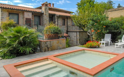 Messi: Proprietà, Costruzione, Immobiliare, Casa, Piscina, Casa, Zona Residenziale, Backyard, Erba, Estate