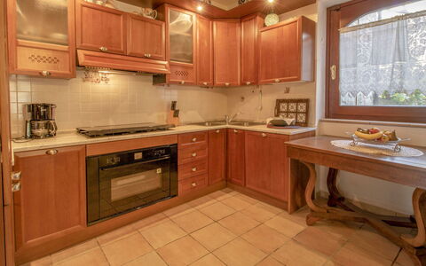Messi: Marrone, Cabinetry, Controsoffitto, Mobilia, Lavello, Finestra, Rubinetto, Idraulico Fixture, Cucina, Costruzione