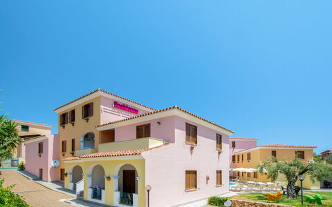 Orosei 678: Facciata, Zona Residenziale, Casa, Balcone, Insediamento Umano, Appartamento, Estate, Villa, Hacienda, Hotel