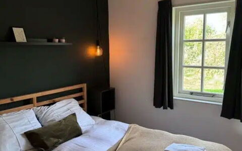 Natuurlijk de Veenhoop: Parete, Mobilia, Letto, Legna, Camera Da Letto, Interior Design, Pavimento, Pavimentazione, Bedding, Lenzuolo
