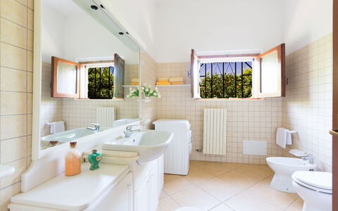 Villa Mediterranea: Bagno, Camera, Proprietà, Interior Design, Costruzione, Casa, Piastrella, Pavimento, Mobilia, Vasca Da Bagno