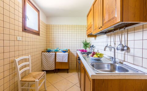 Villa Mediterranea: Proprietà, Camera, Cabinetry, Controsoffitto, Cucina, Costruzione, Mobilia, Interior Design, Casa, Immobiliare