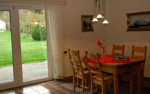 Belvedere: Mobilia, Sedia, Pianta, Tavolo, Costruzione, Legna, Tessile, Illuminazione, Finestra, Interior Design