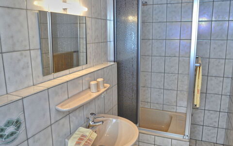 Belvedere: Piastrella, Bagno, Proprietà, Camera, Idraulico Fixture, Parete, Architettura, Bagno Accessorio, Interior Design, Ceramica