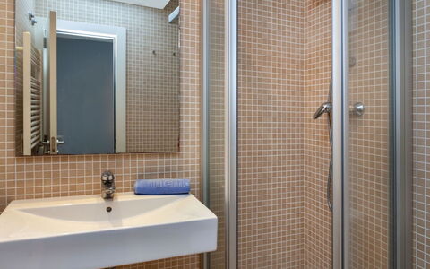 Punta Aromir: Bagno, Piastrella, Proprietà, Camera, Parete, Rubinetto, Immobiliare, Interior Design, Architettura, Pavimento
