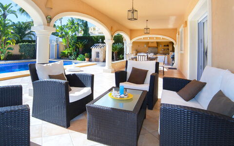 Del Pozo: Tavolo, Mobilia, Divano, Azzurro, Pianta Della Casa, Pianta, Illuminazione, Interior Design, Soggiorno, Sedia